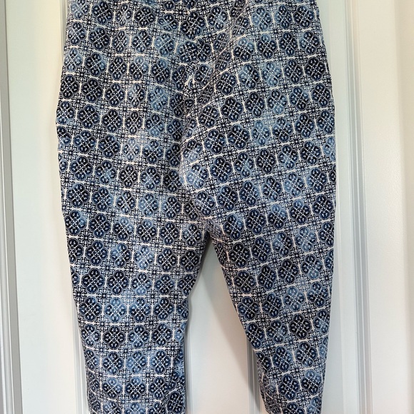 Alex and Olivia Pull on Size 10 Blue and White Geometric Print Capris - Picture 6 of 6